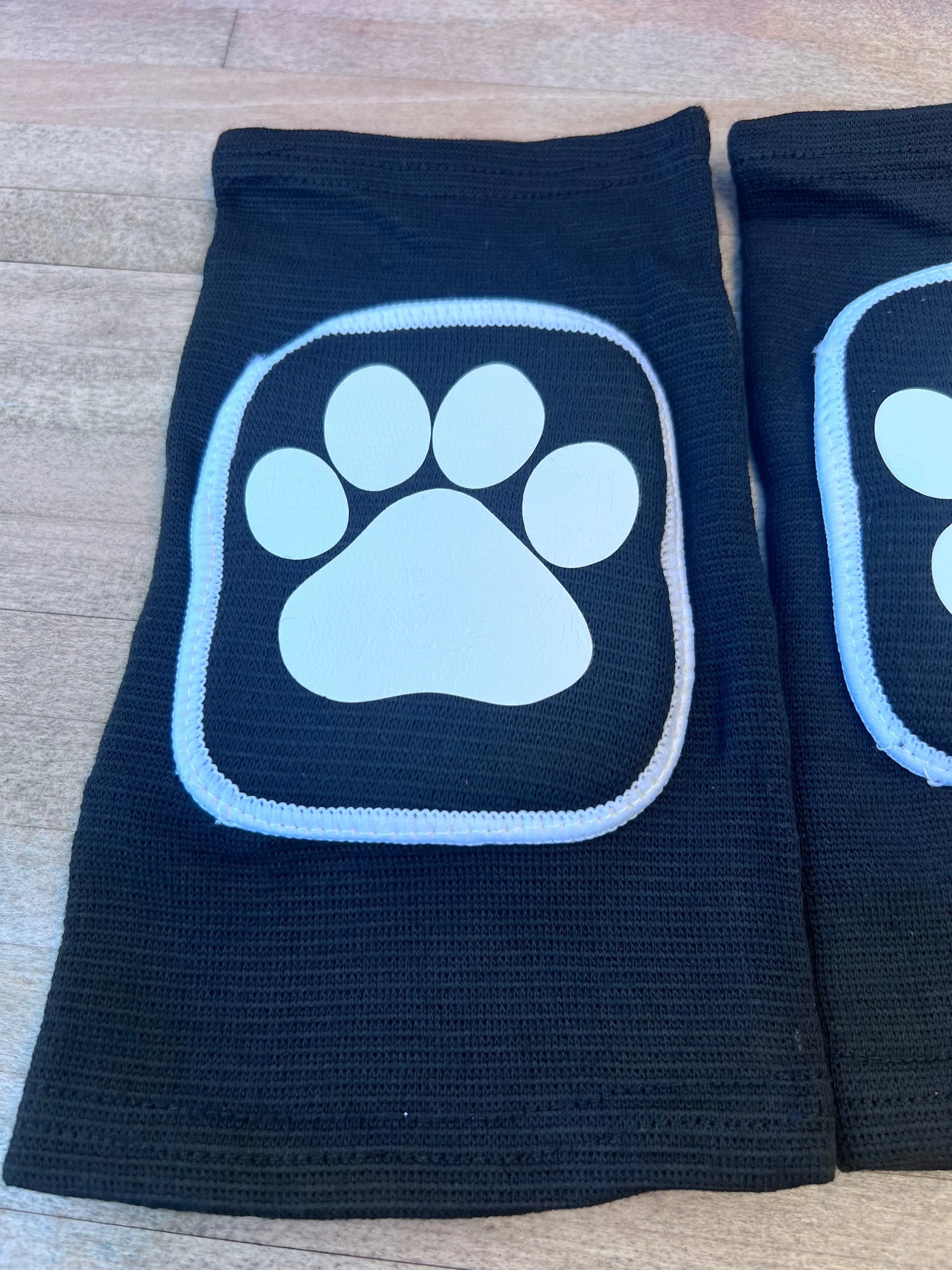 Black & White Paw Knee Pads - Puppy's Aesthetics