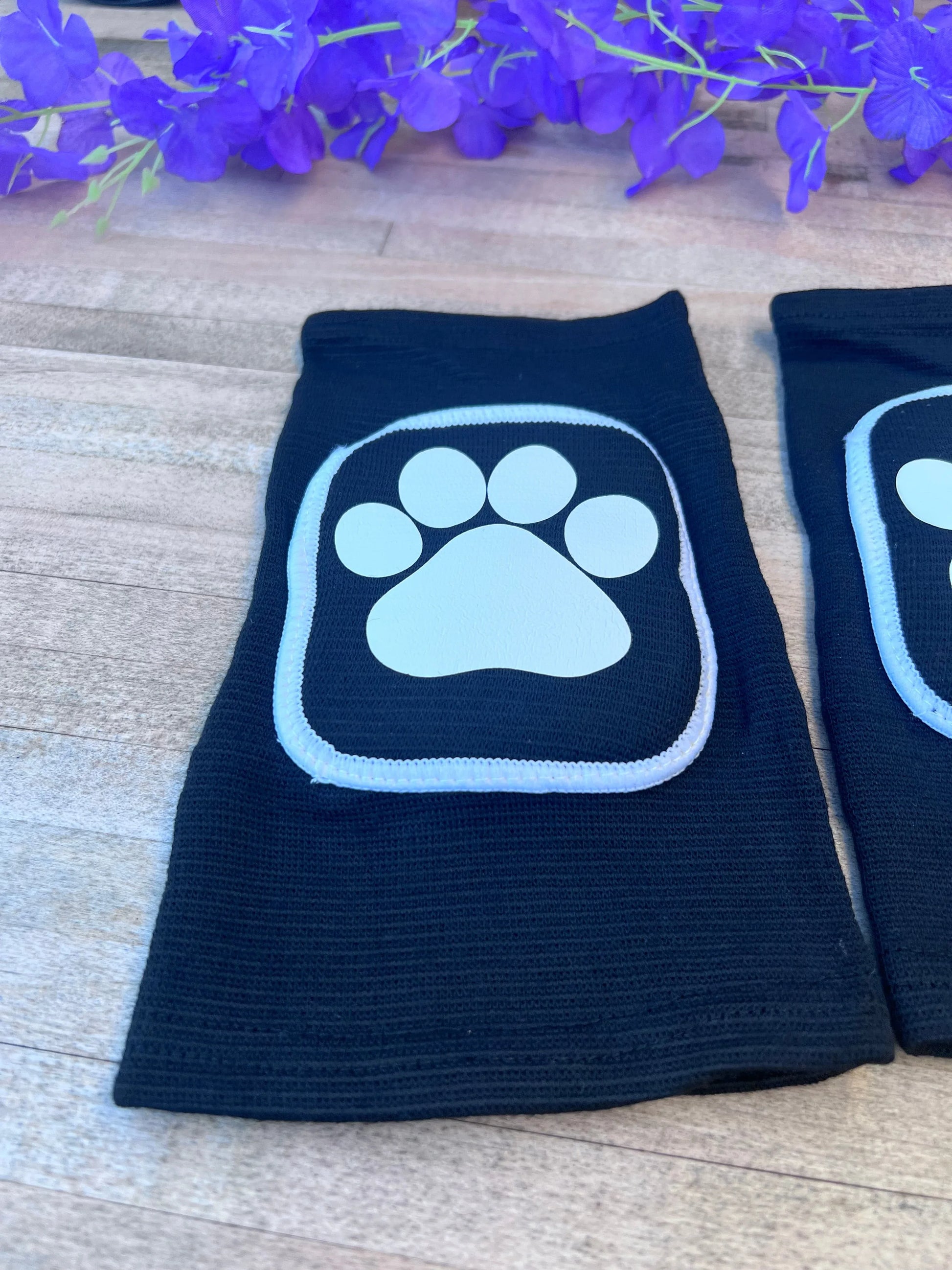 Black & White Paw Knee Pads - Puppy's Aesthetics